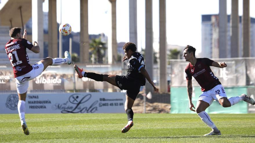 Seoane pelea un balón aéreo con un rival de la Balompédica Linense en el partido de ayer. |  // ÁREA 11