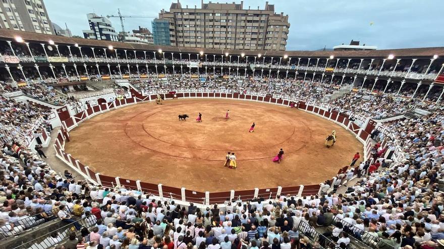 El Bibio se llena de turistas por Roca Rey en otra tarde de "nervios y emoción" en los tendidos