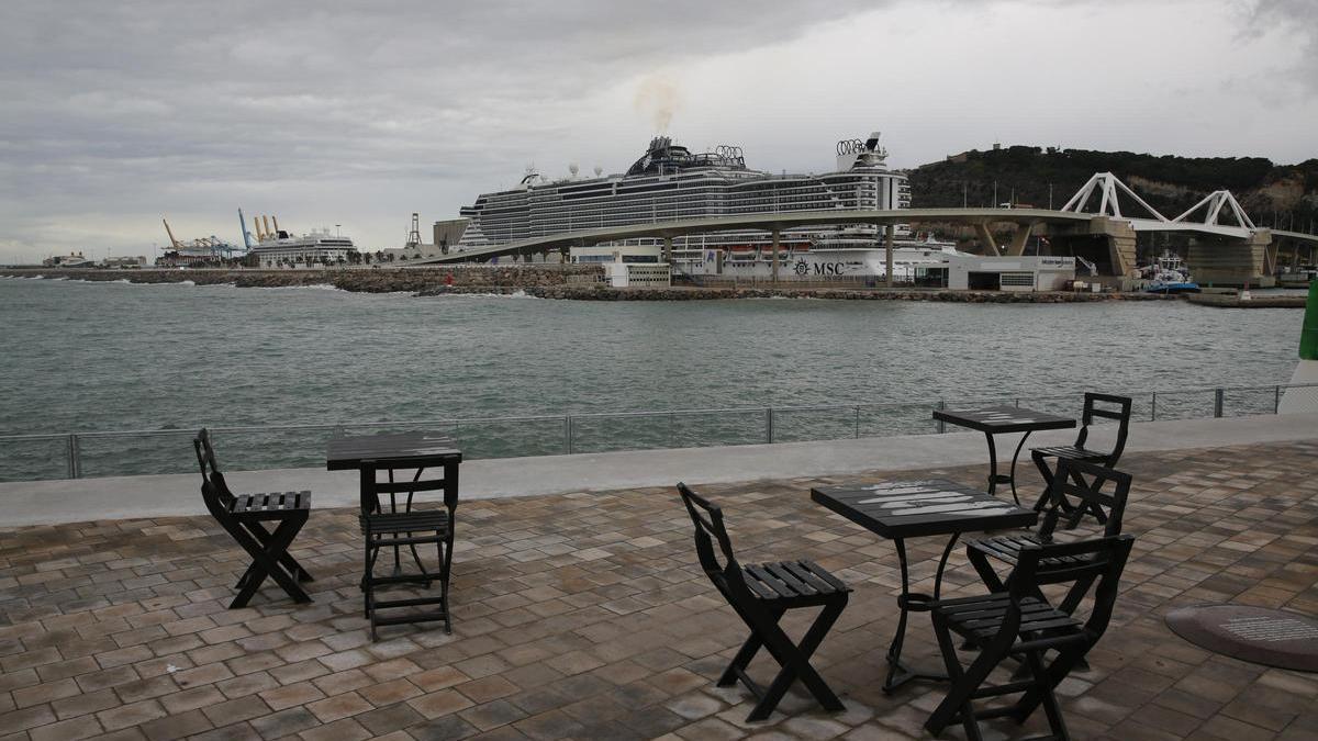 Un crucero atracado en el Port de Barcelona, visto desde el nuevo Rompeolas.