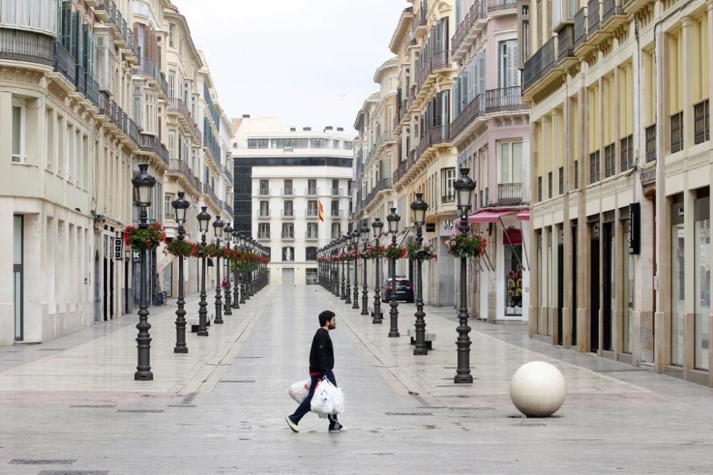 Calles vacías e inhóspitas en lo que era un Centro de Málaga bullicioso y lleno de actividad.