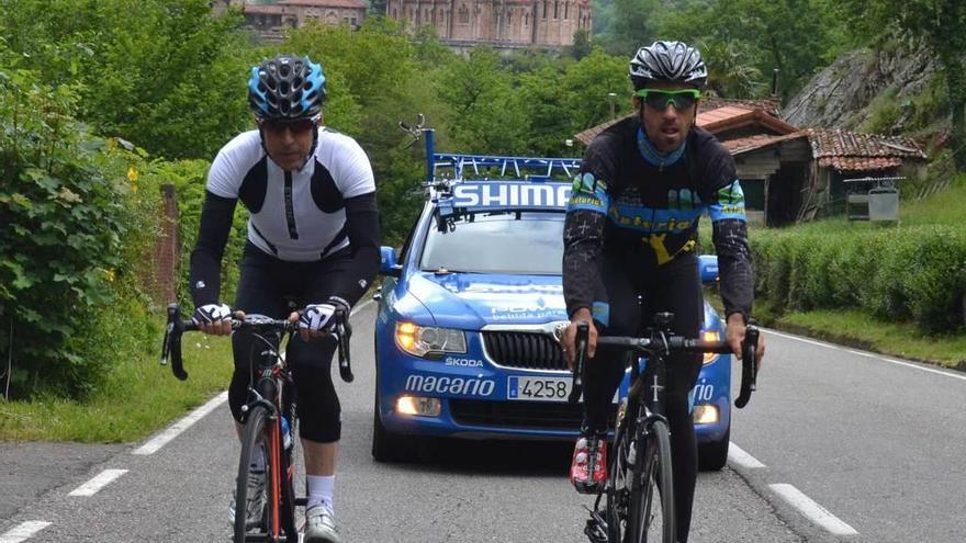 Perico Delgado, izquierda, subiendo a los Lagos junto a Carlos Barredo, con la basílica de Covadonga al fondo. lne