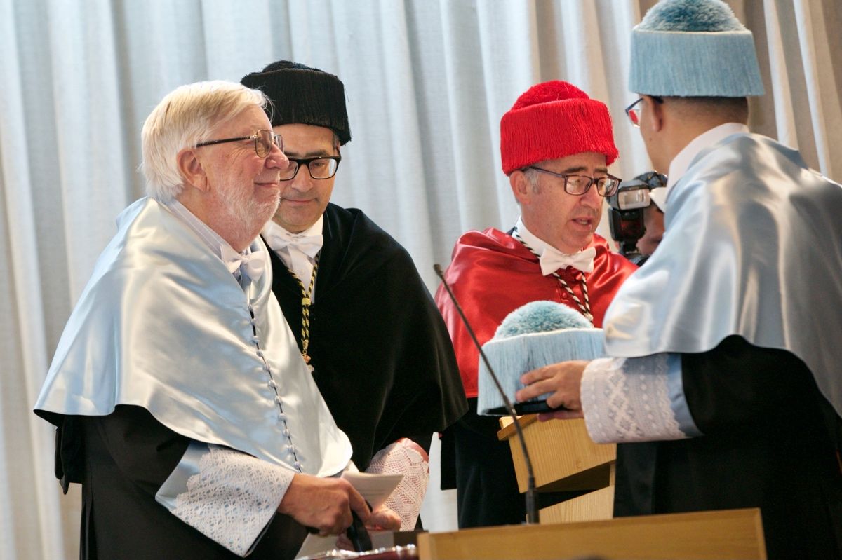 El prestigioso sociolingüista Peter Trudgill, investido doctor honoris causa en la UMU