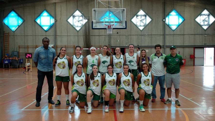 Anicet Lavodrama junto al equipo femenino de EGB Málaga.