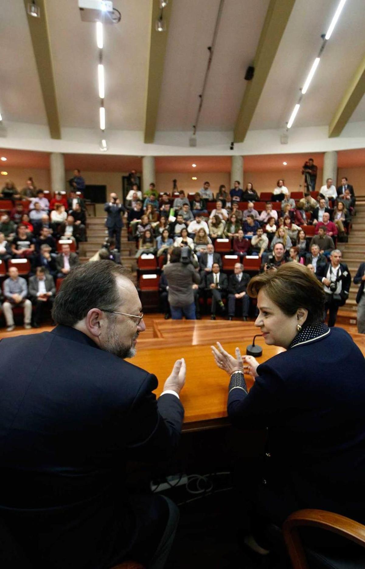 Intercambio de regalos tras la firma en el libro de honor