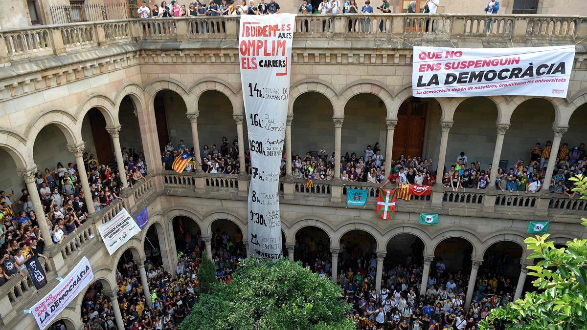 Amb la consigna ’Els carrers seran sempre nostres’, s’hi quedaran fins a poder votar l’1-O.