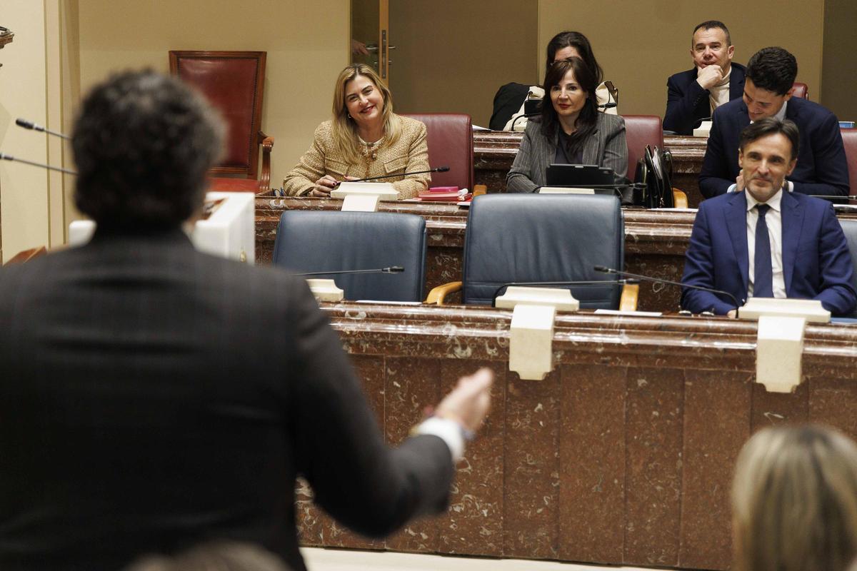 Carmina Fernández sonríe a Fernando López Miras mientras responde a su pregunta. A la derecha, el consejero de Fomento, Jorge García Montoro.