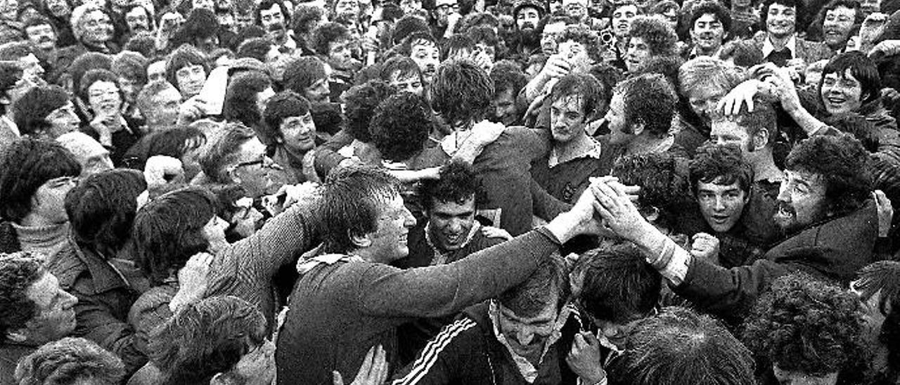 Los jugadores de Munster, en medio de la marea humana que invadió el campo tras el triunfo.