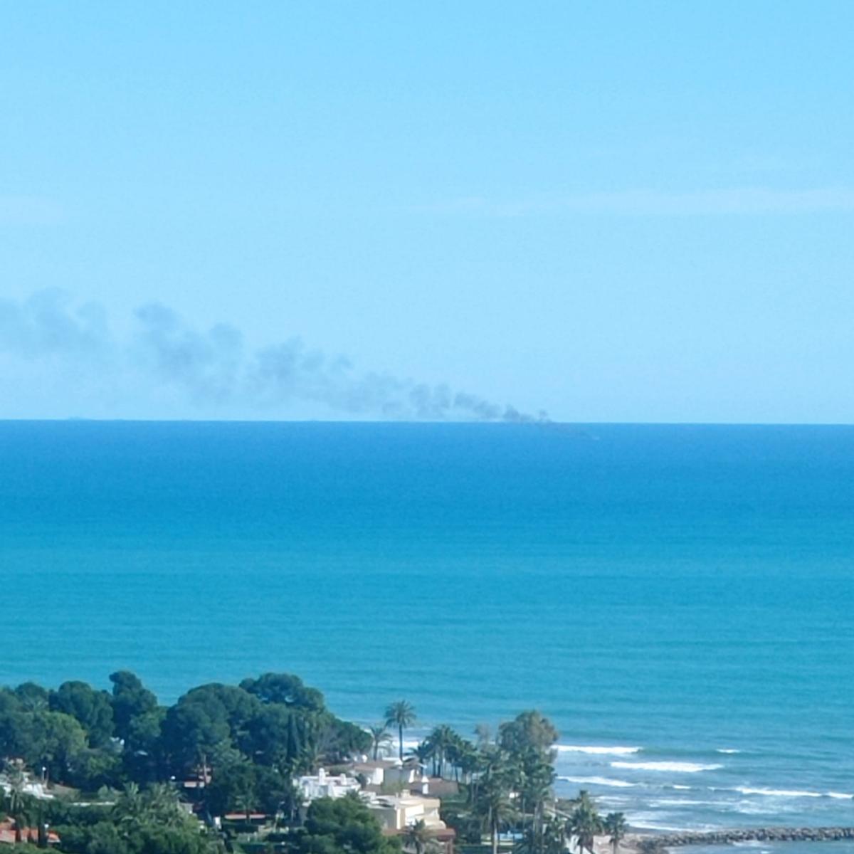 La densa columna de humo se observa desde distintos puntos del litoral.
