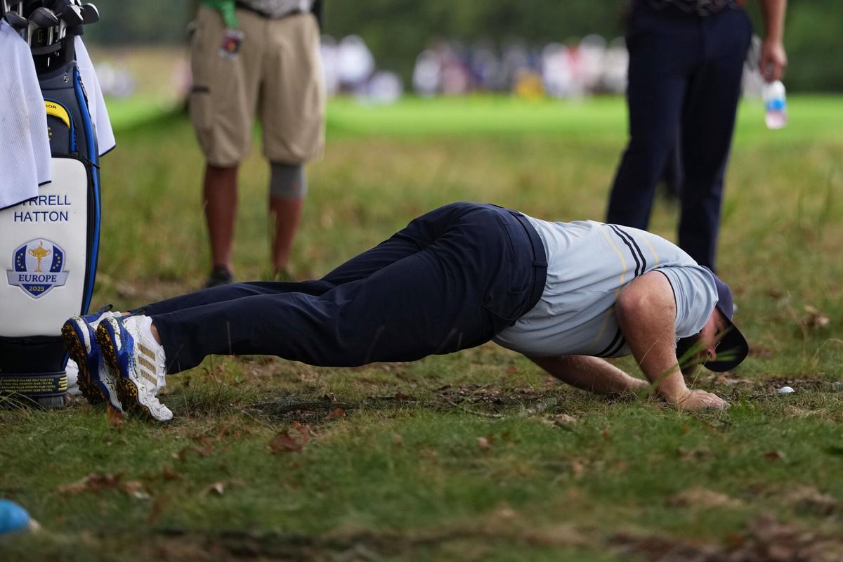 Europe's Tyrrell Hatton looks at the ball in the rough on the seventh hole at Bethpage Black golf course during the Ryder Cup golf tournament, Friday, Sept. 26, 2025, in Farmingdale, N.Y. (AP Photo/Matt Slocum) Associated Press/LaPresse