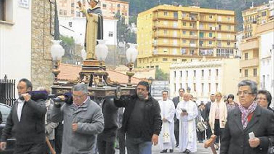 Emotivo traslado de la imagen a la iglesia de llucena