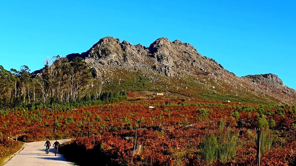 Cielo completamente despejado en el Val Miñor, sobre la sierra de O Galiñeiro.