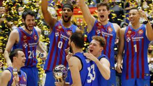 Los jugadores del Barça, con Mirotic con la Copa, celebran el triunfo en la edición de Granada de 2022.