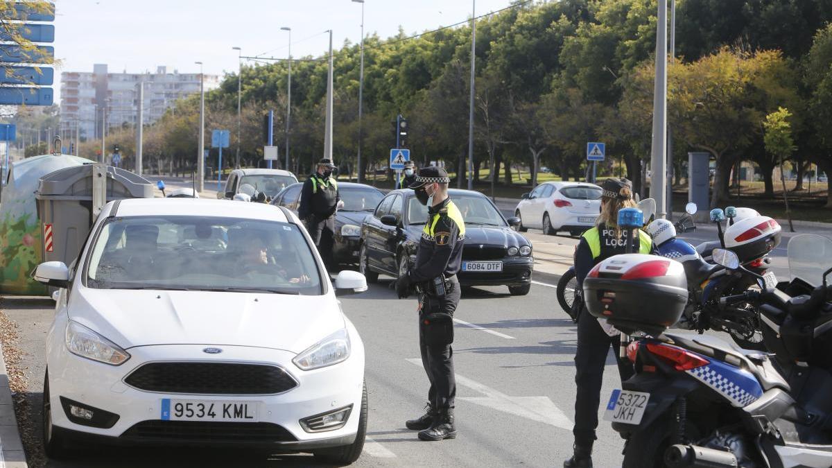 Agentes de la Policía Local de Alicante durante un control por el estado de alarma.