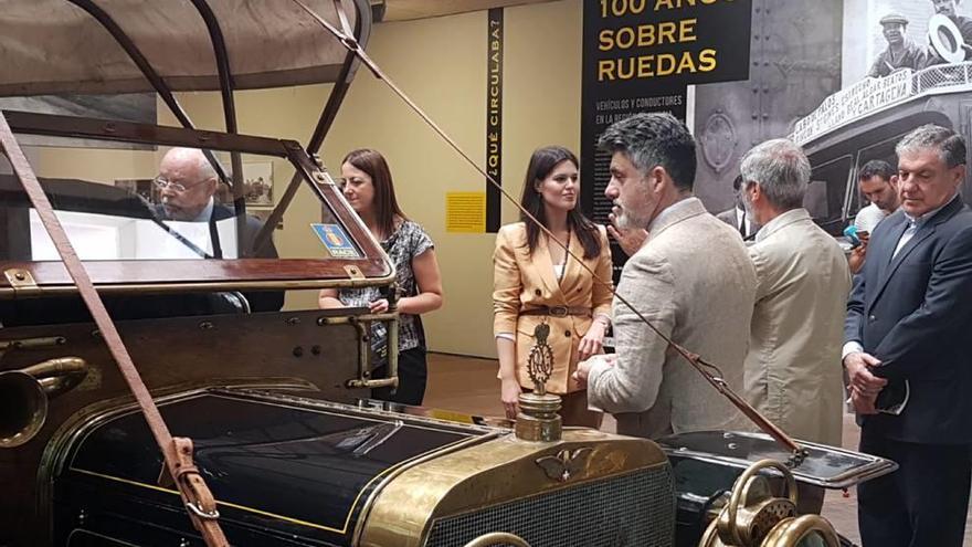 La consejera de Turismo y Cultura inauguró ayer la exposición en el Archivo Regional.