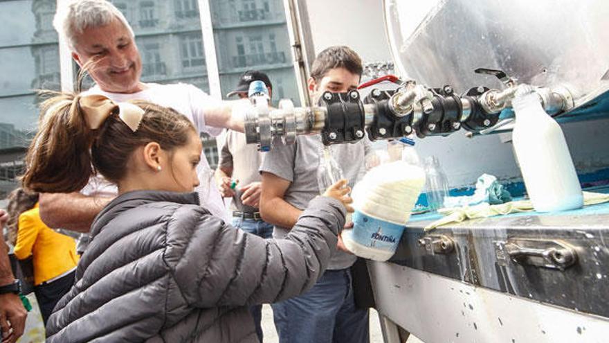 Leche gratis en A Coruña para protestar por el precio en origen.