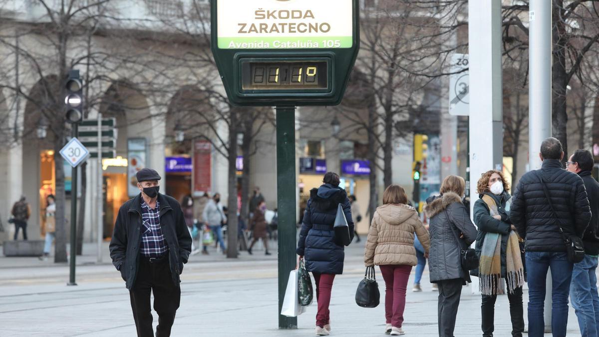 Un grupo de personas pasean por el centro de Zaragoza, el pasado fin de semana.