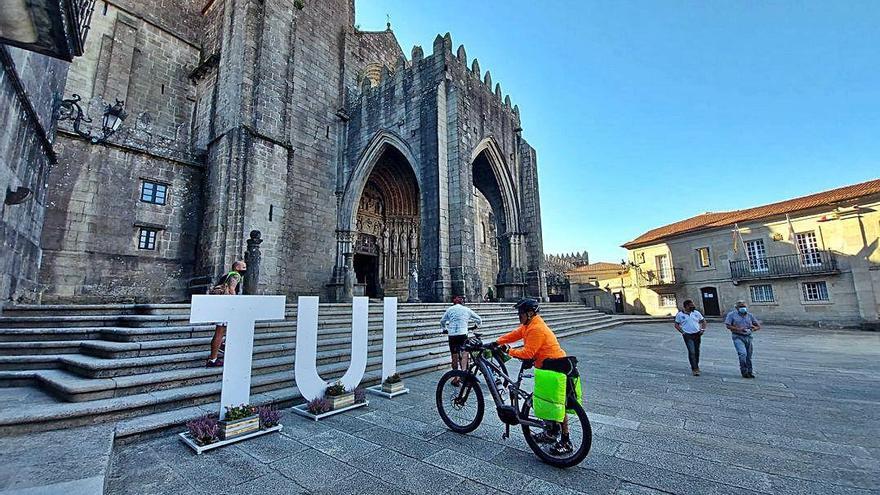 Turistas y peregrinos frente a la catedral de Tui en el verano del Covid-19.