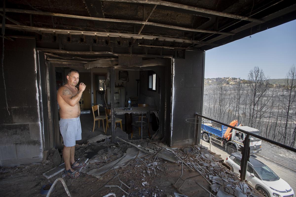  Urbanización River Park del Pont de Vilomara muy afectada por el incendio forestal que empezó el pasado domingo en el Pont de Vilomara (Bages) En la foto, David Enríquez en su casa quemada.