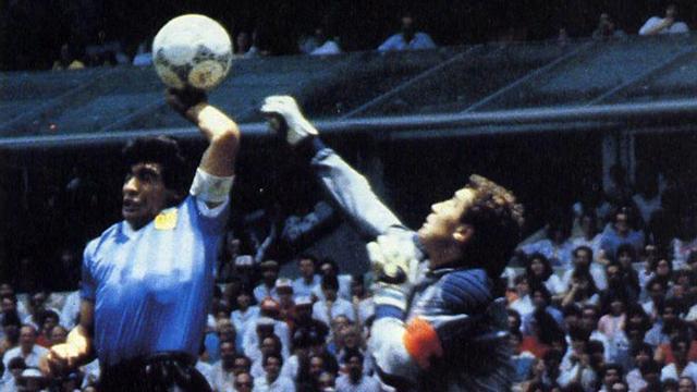 Diego Armando Maradona marca amb la mà davant Pete Shilton, al Mundial de Mèxic de 1986. | ALEJANDRO OJEDA / ARXIU