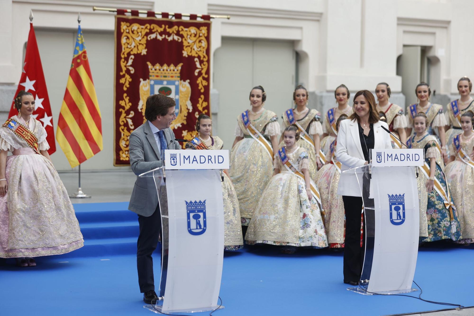 Las mejores imágenes de la recepción a las falleras en el Ayuntamiento de Madrid