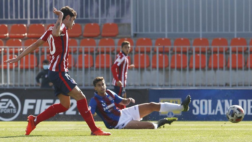 El mallorquín Toni Moya, capitán del Atleti B, dispara a portería