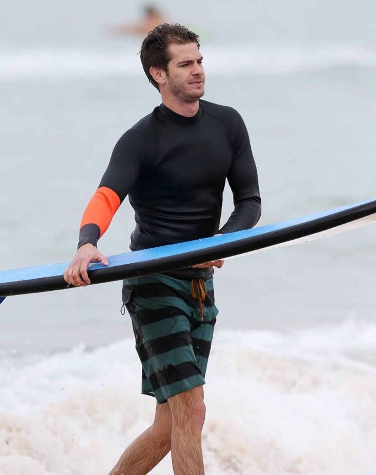 Andrew Garfield hace surf por una buena causa 7