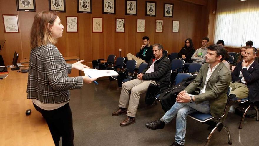 Cristina Fanjul se dirige al público en la Politécnica.