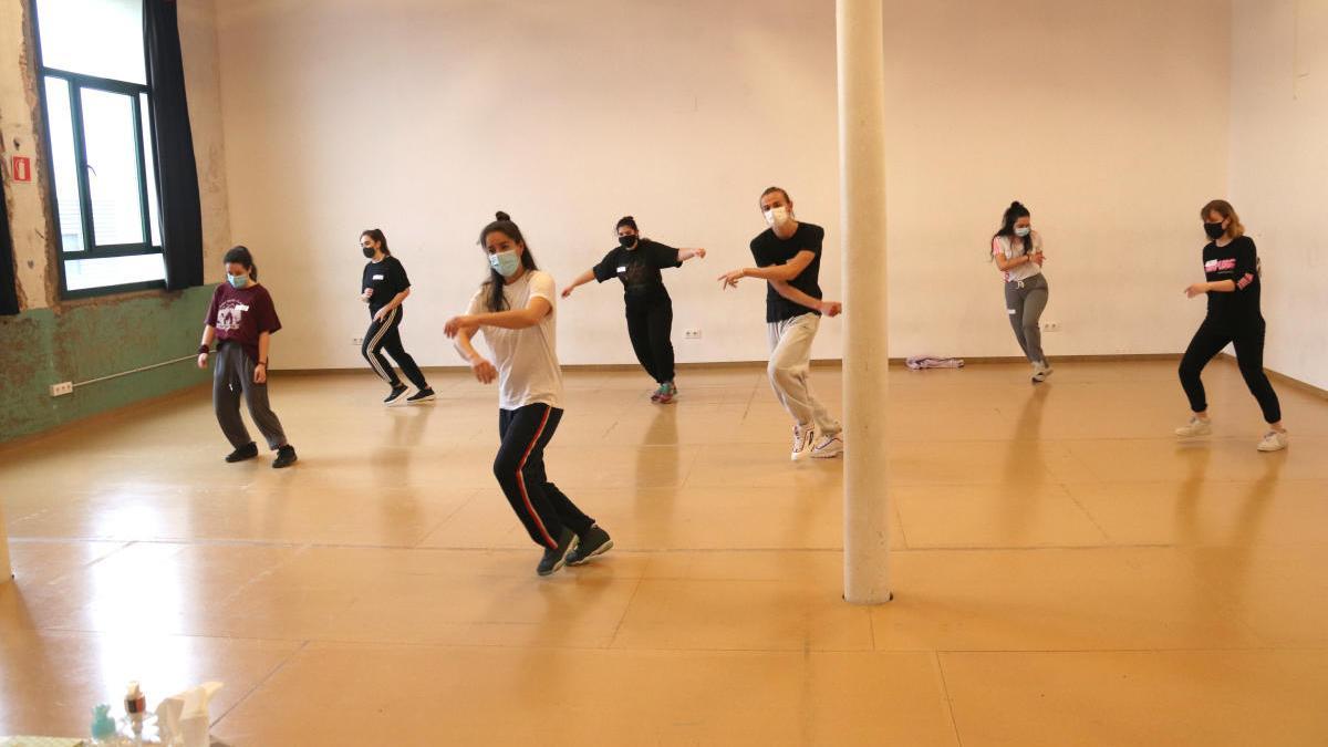 Alguns dels joves ballarins que participen en una audició per a un projecte de dansa urbana europeu