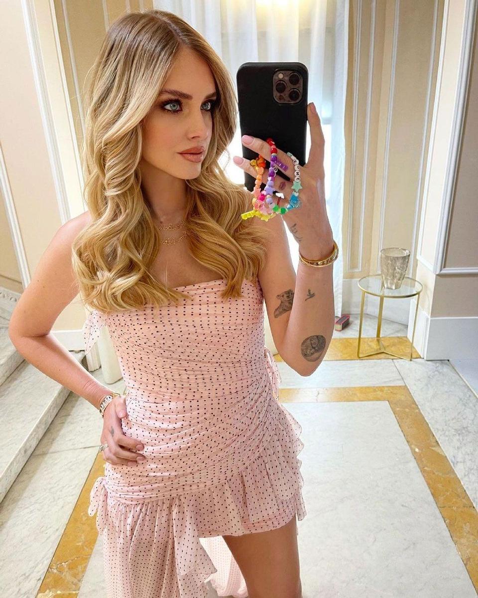 Chiara Ferragni ya lleva el colgador para el móvil de cuentas de colores que triunfa en Instagram