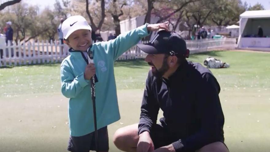 Sergio García enseña a jugar al golf a un pequeño