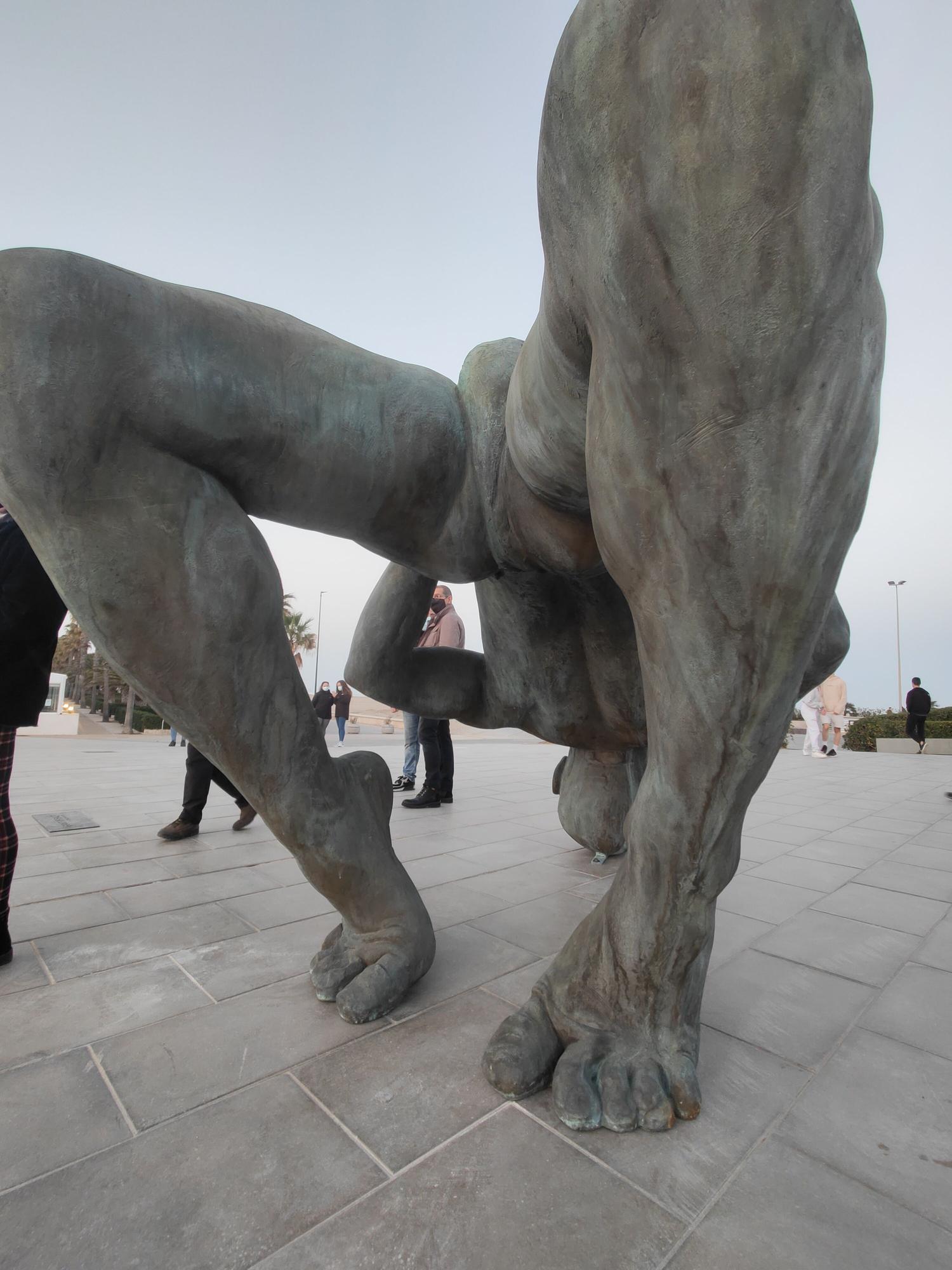 Así es "Gigante de sal", la nueva estatua de la Marina de València