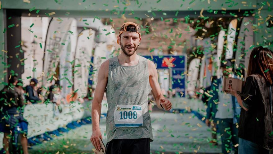 Andreu Simón Aymerich, ganador de la Classic, celebra el triunfo en línea de meta.