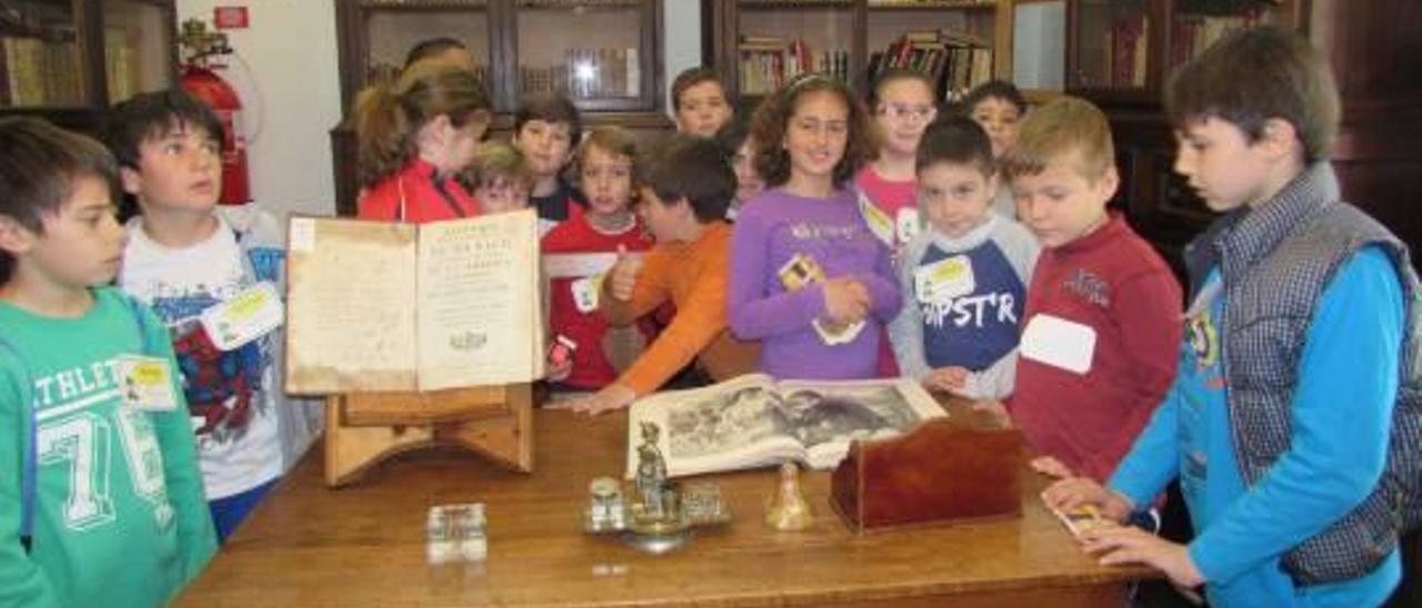 Visita que los alumnos del colegio público Azorín de Monóvar realizaron a la Casa Museo del escritor, y dos de las redacciones que escribieron después contando la experiencia.