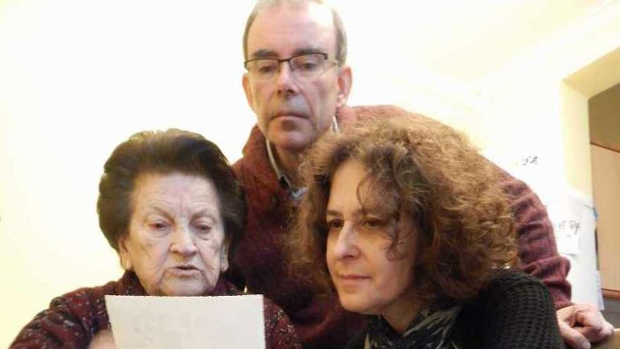 Manolo Vázquez y Catalina Morado junto a Balbina Somorrostro (izda.).