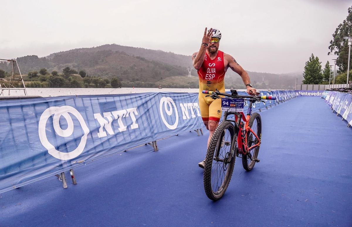 Eduardo Oliva muestra con sus dedos el número 3, su cosecha de medallas en el Mundial de Pontevedra 2025.