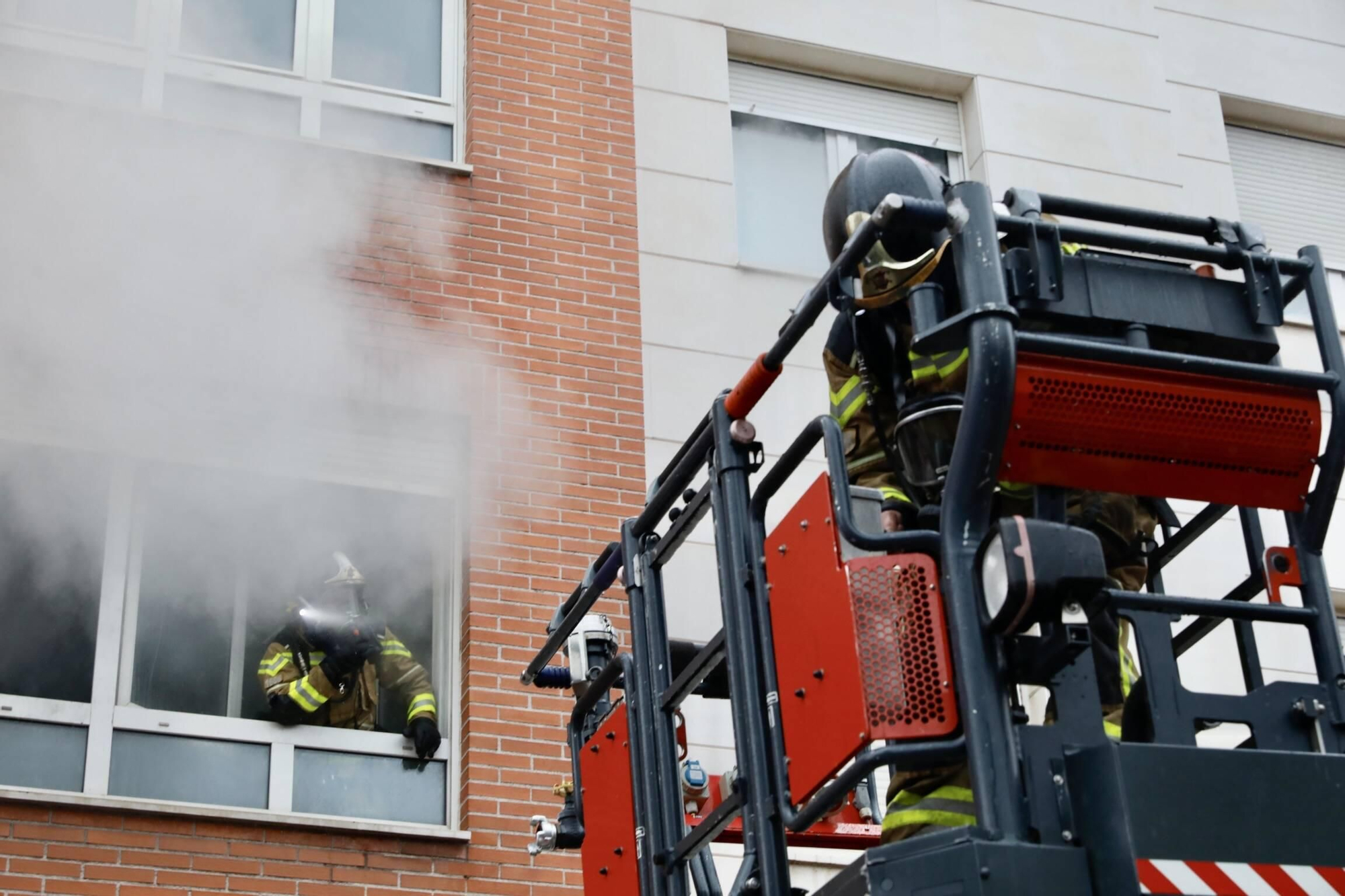 Un incendio en Gijón obliga a desalojar a varios vecinos (en imágenes)