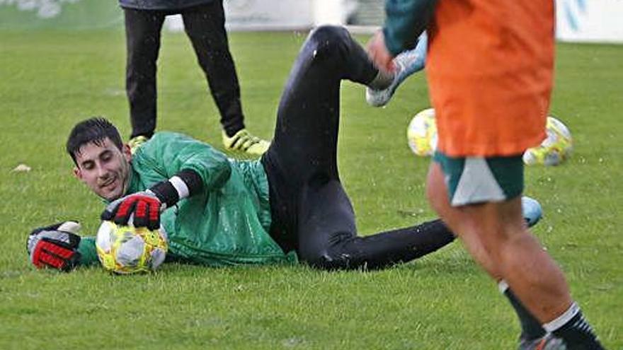 El deportivista Pablo Brea sujeta un balón durante el entrenamiento de ayer del Coruxo en O Vao.