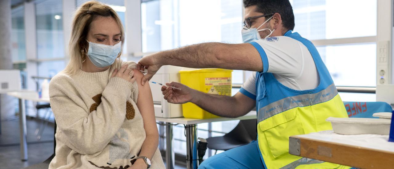 Un sanitario administra una vacuna contra la Covid-19.