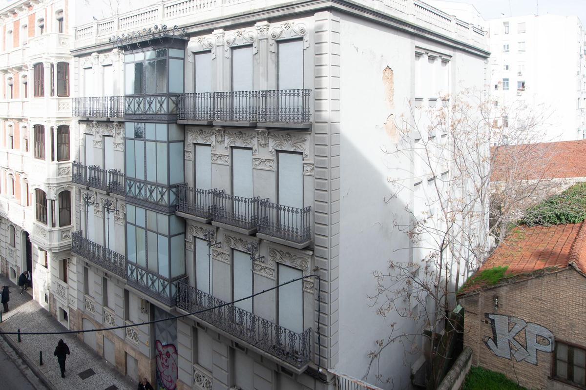 Edificio de Lagasca 4 que quedará rodeado por la nueva mole de viviendas.