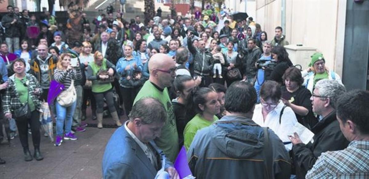Margarita Ribelles, amb cua i samarreta de la PAH, va salvar el pis del desnonament. Margarita Ribelles, amb cua i samarreta de la PAH, va salvar el pis del desnonament.