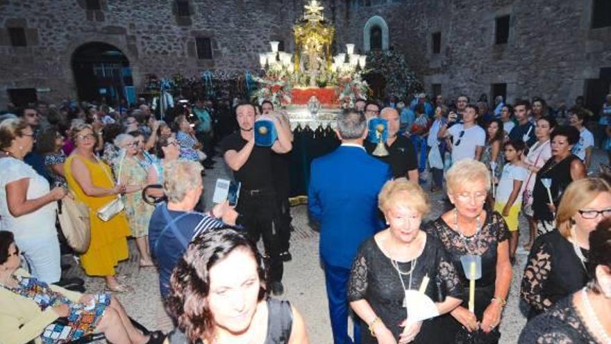 La propuesta plantea cerrar todo el comercio el día de la Virgen del Loreto.