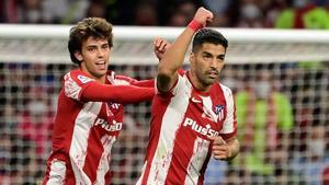 Suárez celebra un gol junto a Joao Felix.