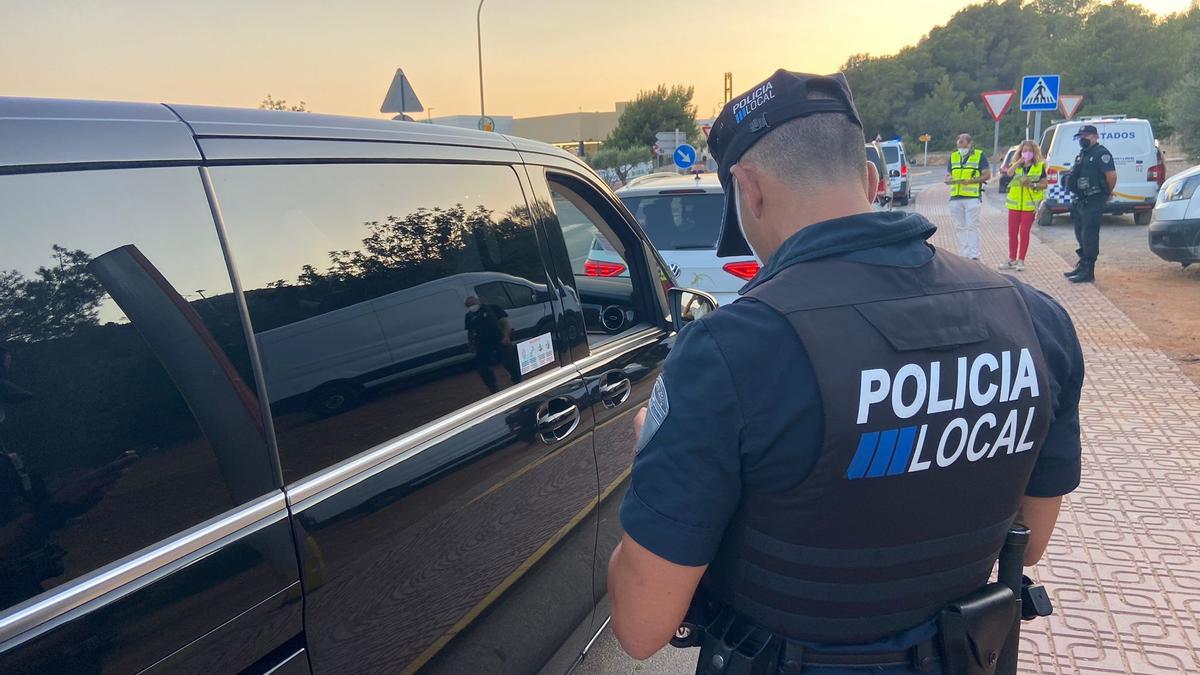 Un agente de la Policía Local durante uno de los controles de vehículos