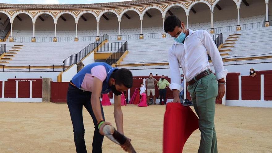 El fuengiroleño Juan Carlos Benítez, en un encuentro con jóvenes matadores este lunes en la plaza de toros de Antequera.