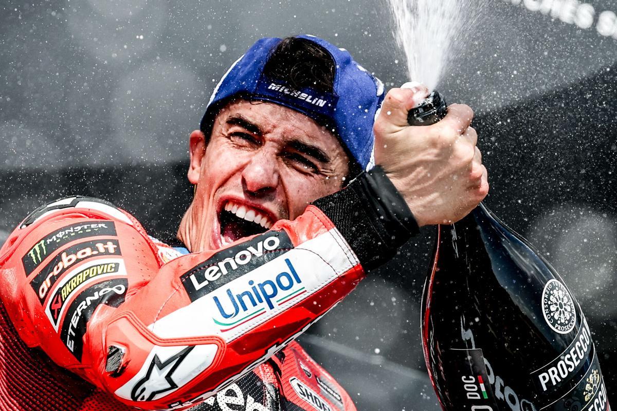 FOTODELDÍA - BRNO (República Checa), 20/07/2025.- El español Marc Marquez (Ducati) celebra en el podio tras vencer en la carrera Moto GP del Gran Premio de la República Checa en el Automotodrom de Brno. EFE/FILIP SINGER. gp republica checa 2025. circuito brno