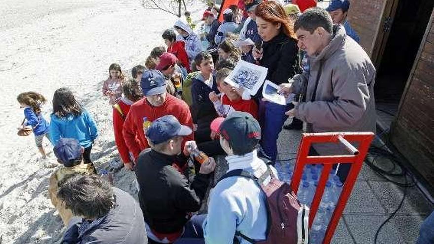 Escolares que participaron en la jornada de limpieza.  // M.G.B.