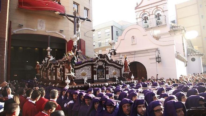 El Cristo de los Milagros sale de la casa hermandad el pasado Jueves Santo.