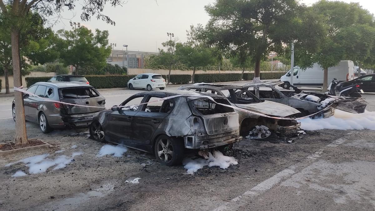 Els cotxes calcinats en un aparcament de Peralada