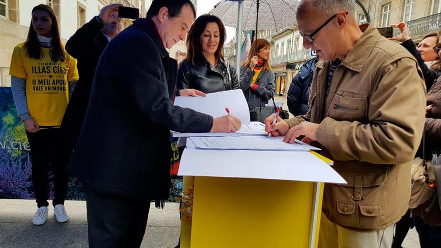 Abel Caballero firmando esta mañana. // A. M.