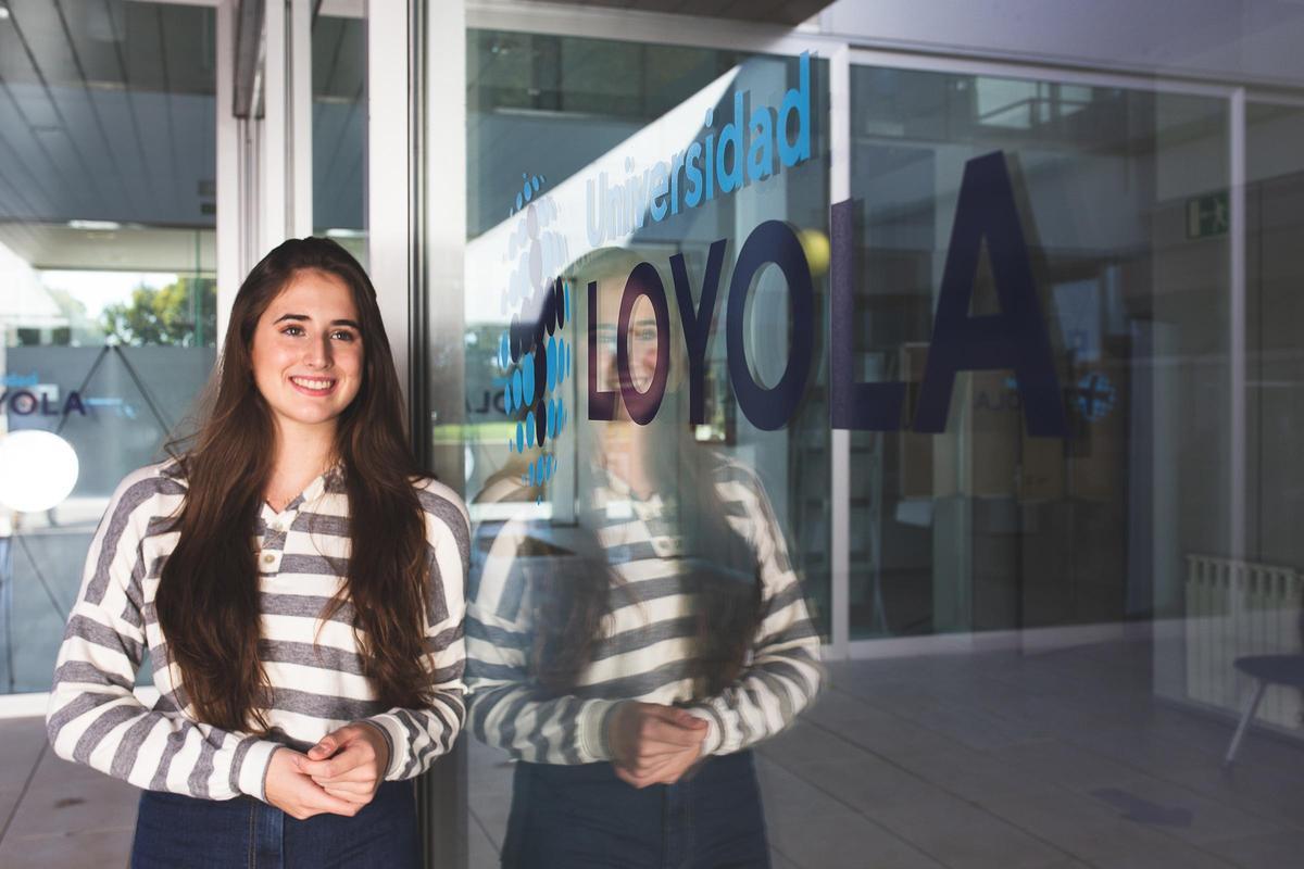 Alumna de Loyola.